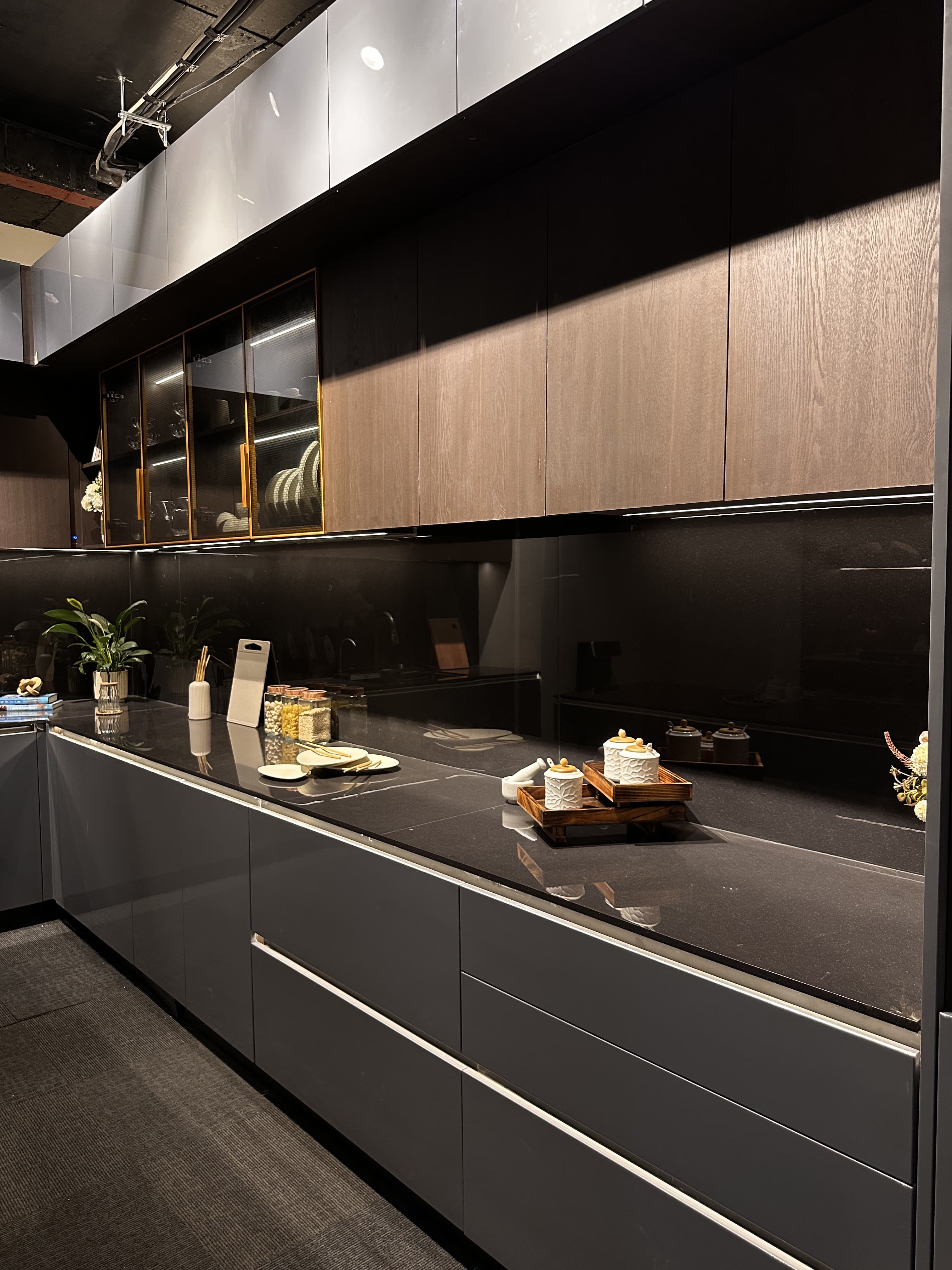 Continuous dark kitchen worktop with upper storage