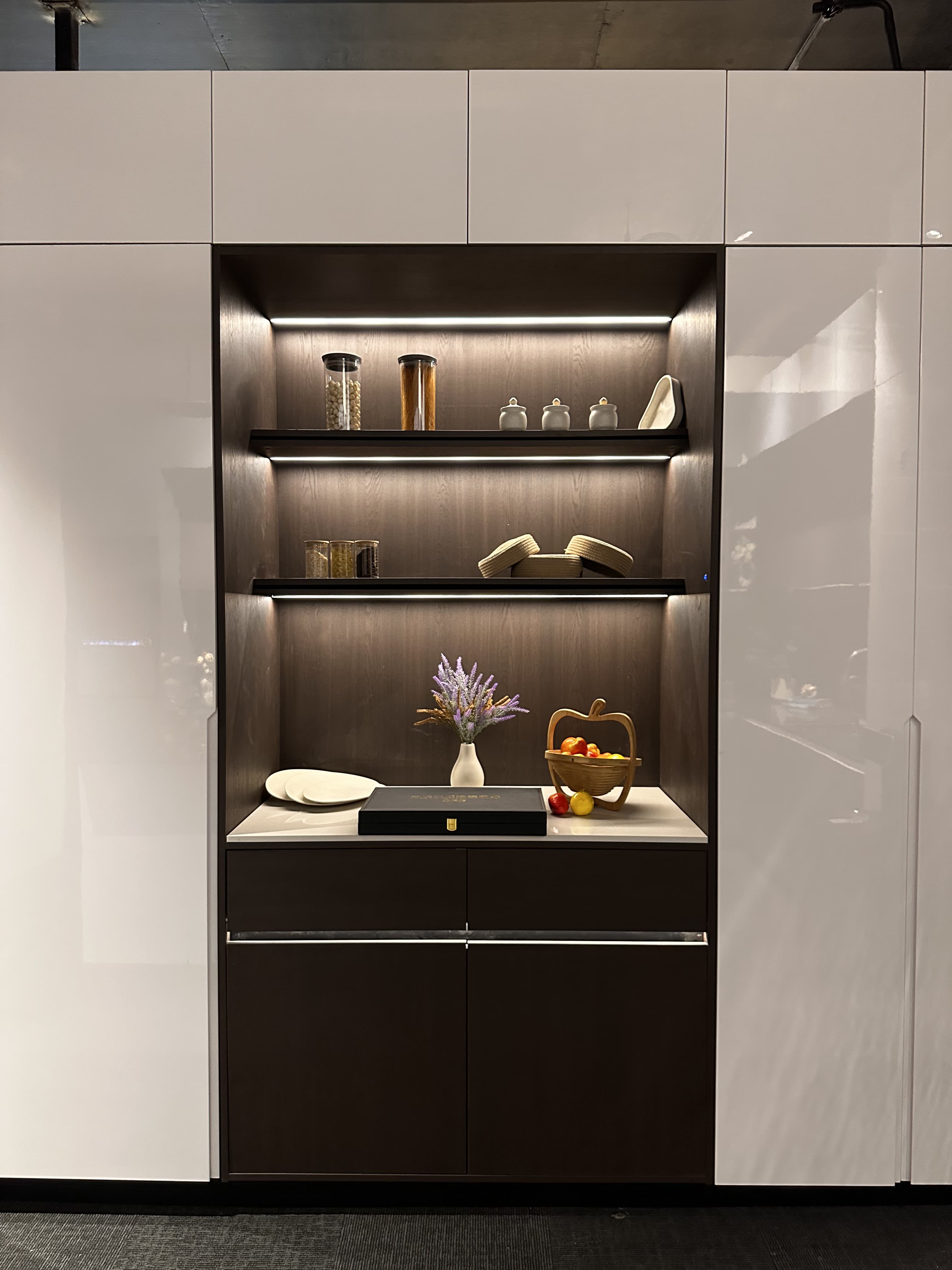 Illuminated display niche with open shelving